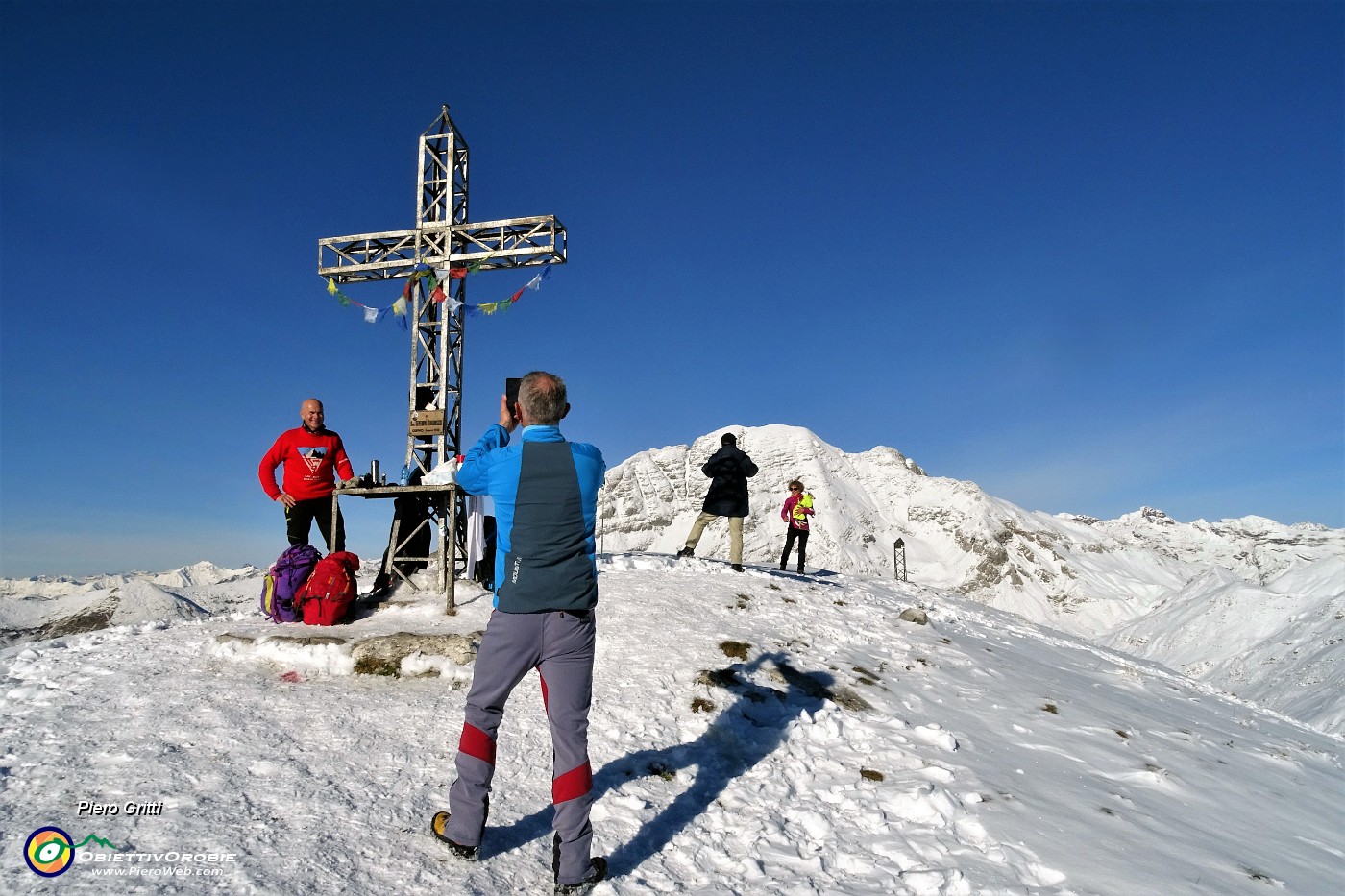 52 Foto di vetta alla croce di Cima Grem (2049 m) con da sfondo l'Arera.JPG -                                